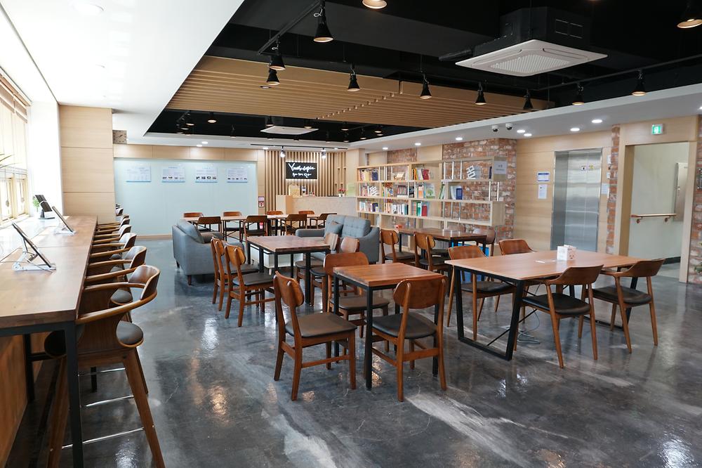 [연수구청소년진로지원센터]_2층_CAFE_YOUTH-TOPIA.jpg